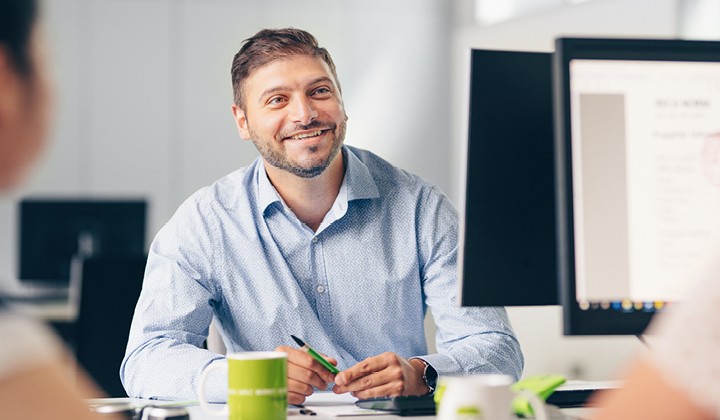 Einkaufsmitarbeiter am Arbeitsplatz