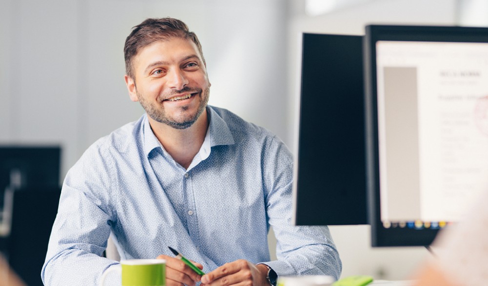 Einkaufsmitarbeiter am Arbeitsplatz