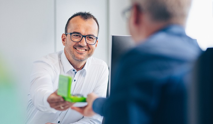 Produktmanager zeigt Produkt