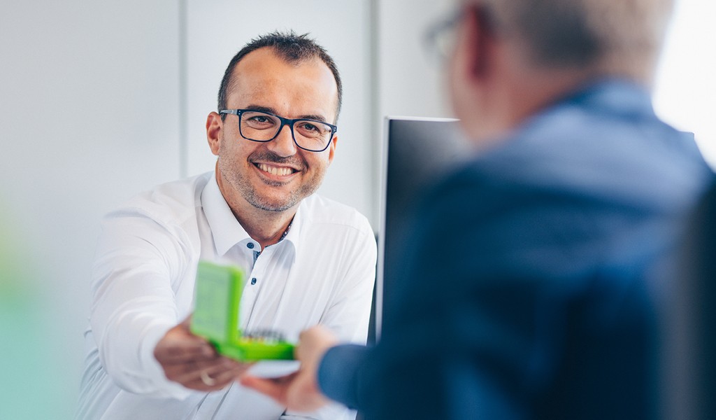 Produktmanager zeigt Produkt