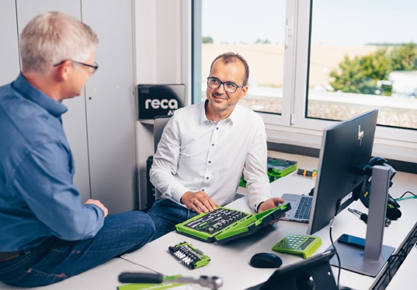 Mitarbeiter Produktmanagement im Gespräch