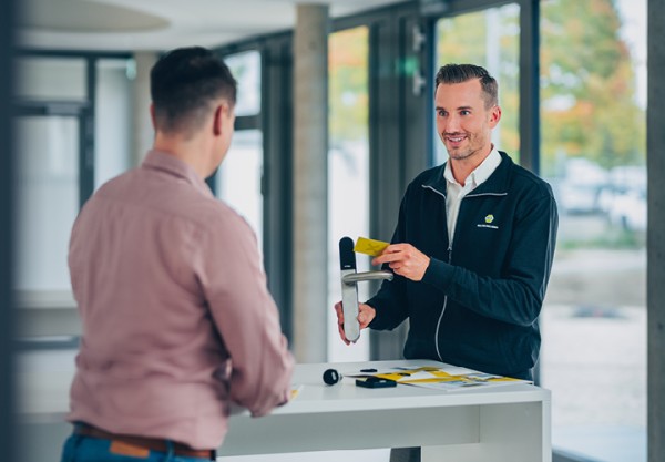 Außendienstmitarbeiter berät Kunde