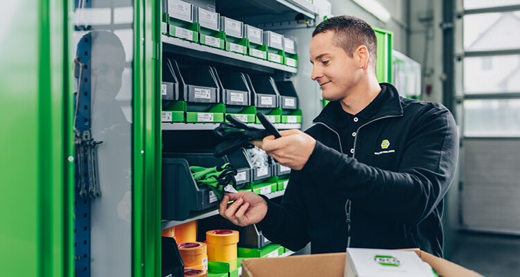 Mitarbeiter befüllt Automat