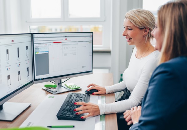 Innendienstmitarbeiterin vor dem Computer