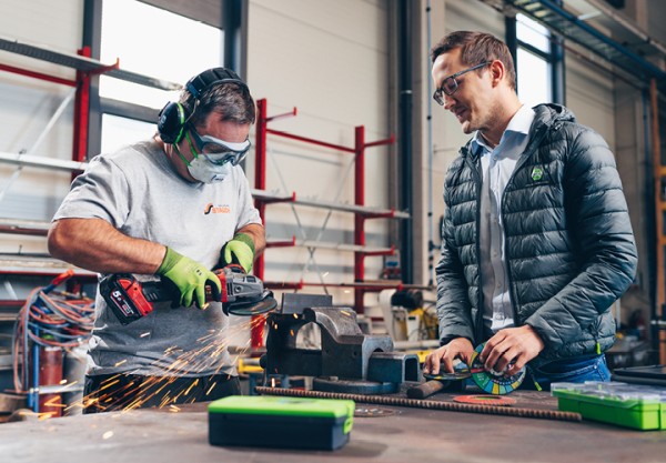 Außendienstmitarbeiter und Handwerkkunde