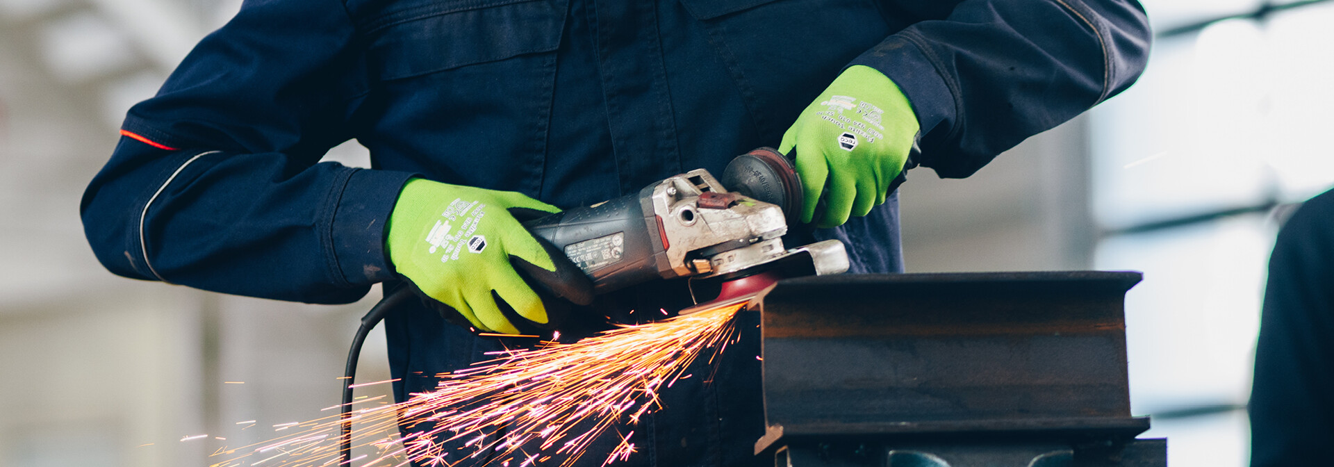 Handwerker beim Arbeiten mit Schleifscheibe