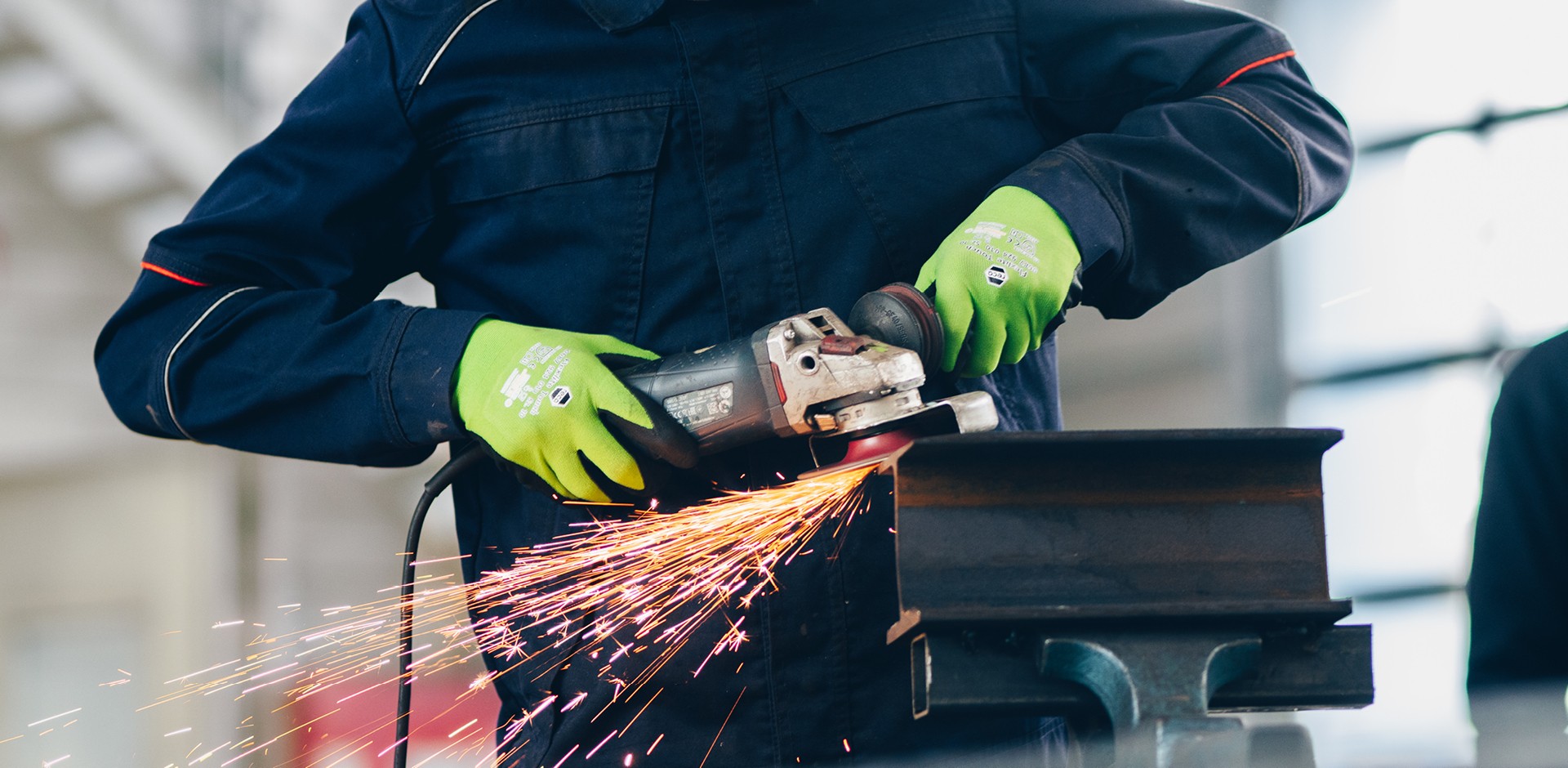 Handwerker beim Arbeiten mit Schleifscheibe