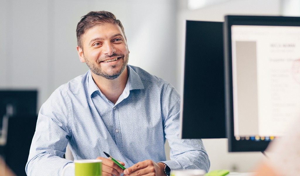 Purchasing employee at work