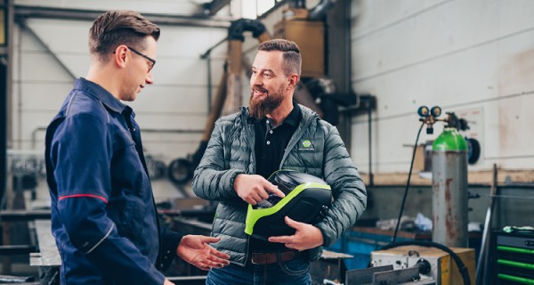 Außendienstmitarbeiter und Handwerkkunde