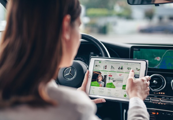 Mitarbeiter arbeitet mit Produkt