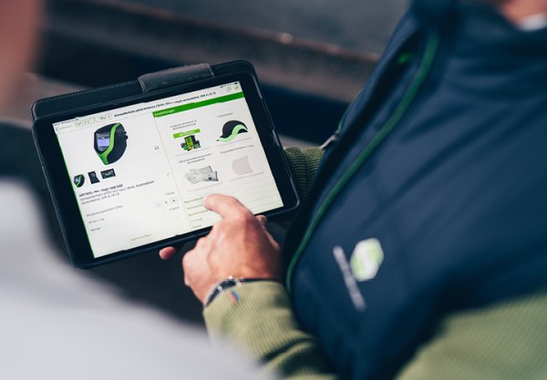 Mitarbeiter arbeitet mit Produkt