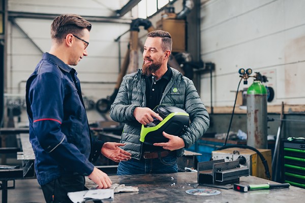 Außendienstmitarbeiter und Handwerkkunde