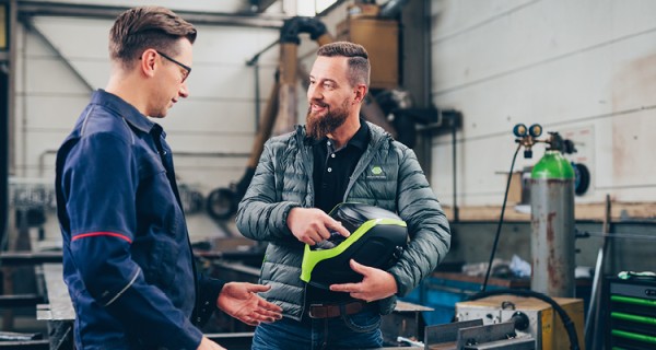 Außendienstmitarbeiter und Handwerkkunde